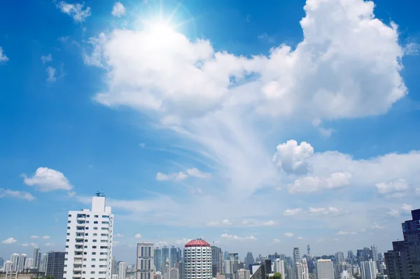 Skönhet moln och himmel på staden. — Stockfoto