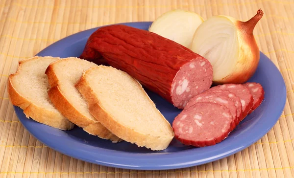 Pane salsiccia, cipolle su un piatto — Foto Stock