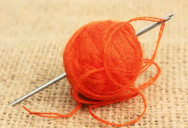 A ball of thread and needle — Stock Photo, Image