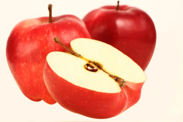 Manzanas rojas y medias manzanas —  Fotos de Stock