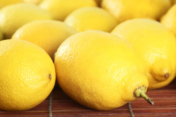 Een paar citroenen op tafel — Stockfoto
