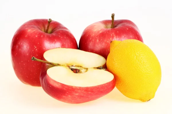 Manzanas rojas y amarillo limón —  Fotos de Stock