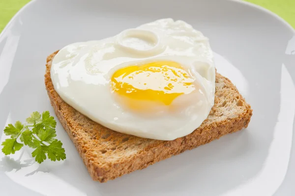 トーストの上の卵 — ストック写真