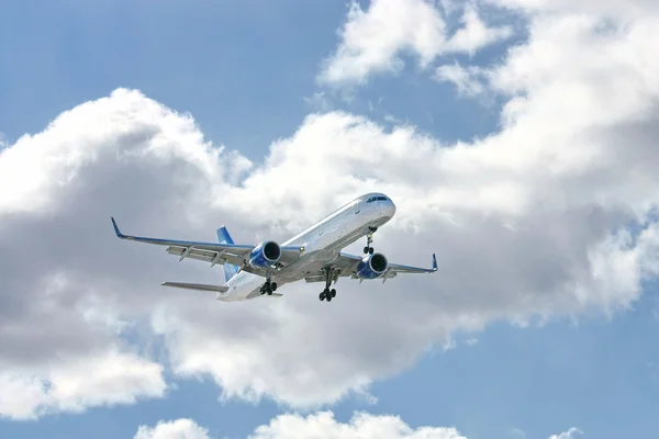 Aeronaves modernas no céu — Fotografia de Stock