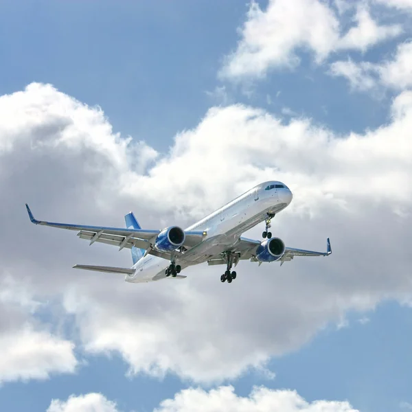 Aeronaves modernas no céu — Fotografia de Stock