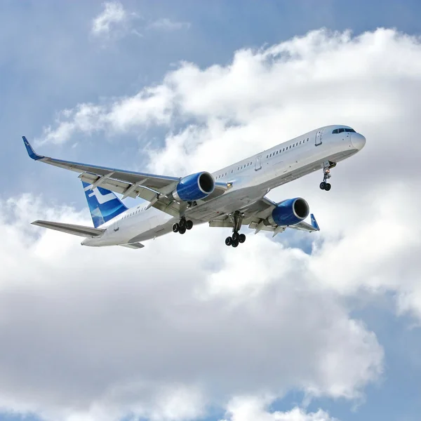 Moderne Flugzeuge am Himmel — Stockfoto