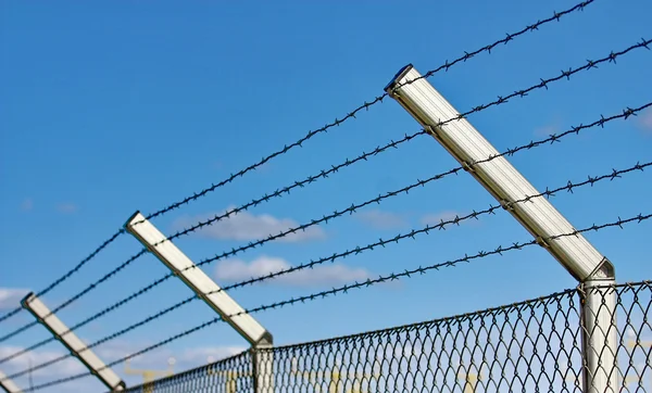 Стрічка колюча армована паркан — стокове фото