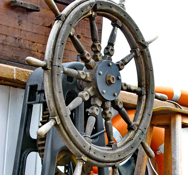 Fechar de um volante do navio — Fotografia de Stock