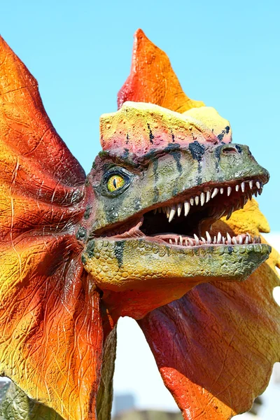 Dinosaurio Dilophosaurus con cuello naranja —  Fotos de Stock