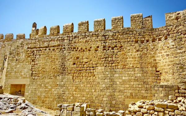 Murallas de acrópolis antigua en Lindos — Foto de Stock