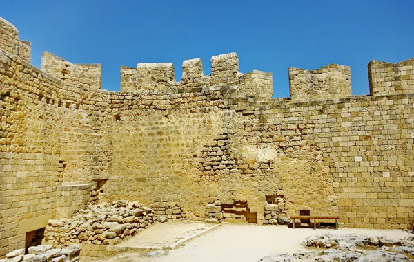 Murallas de acrópolis antigua en Lindos — Foto de Stock