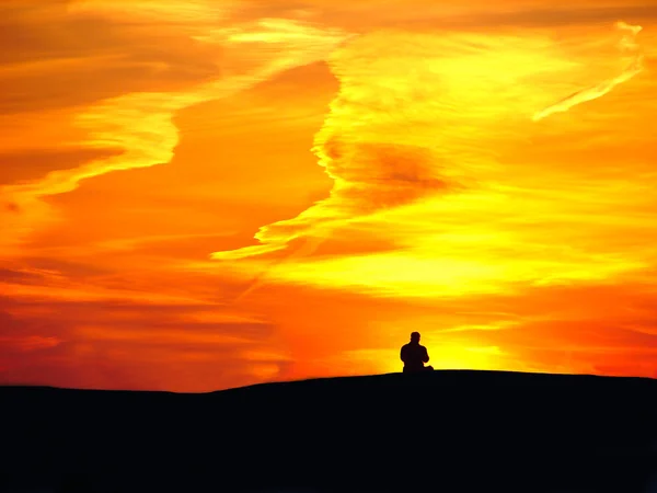 Людина на фоні заходу сонця — стокове фото