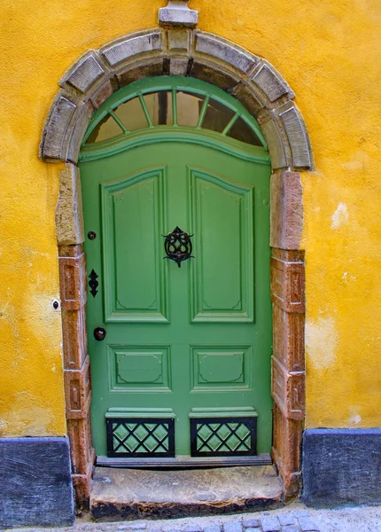 Дверь, улица Стокгольма, Швеция — стоковое фото