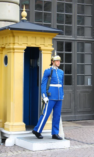 Guardia cerca del Palacio Real de Estocolmo — Foto de Stock