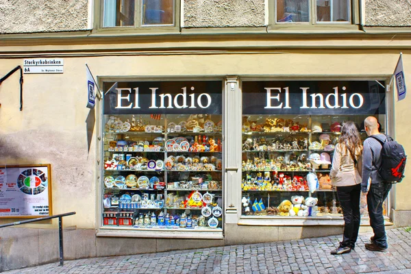 Turistas perto da loja de presentes El Indio em Estocolmo — Fotografia de Stock