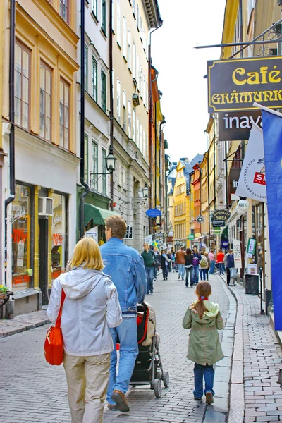 The Old Town (Gamla Stan) Stockholm sokak Turists — Stok fotoğraf