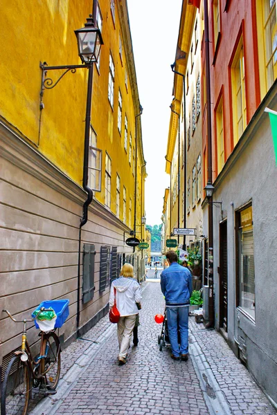 Entlang der straße der altstadt (gamla stan) in stockholm — Stockfoto