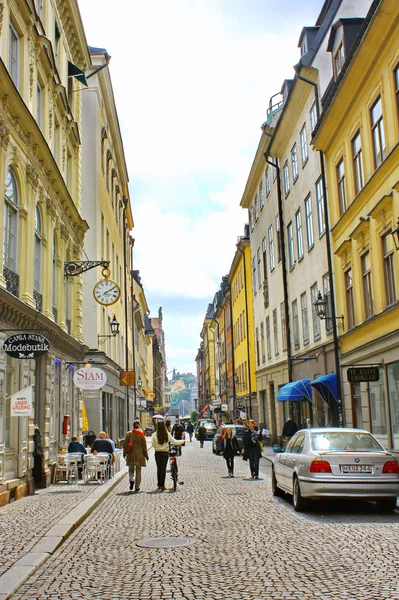 Ao longo da rua da Cidade Velha (Gamla Stan) em Estocolmo — Fotografia de Stock