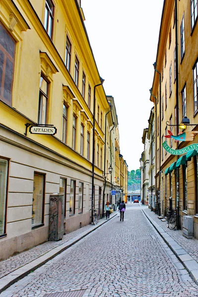 Langs de straat van de oude stad (Gamla Stan) in Stockholm — Stockfoto