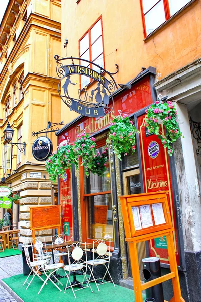 Pub na rua da Cidade Velha (Gamla Stan) em Estocolmo — Fotografia de Stock