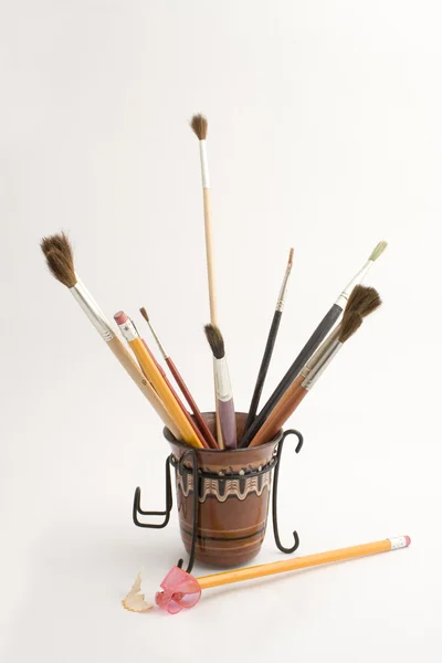 Szczotki i rysunek ołówkiem — Zdjęcie stockowe