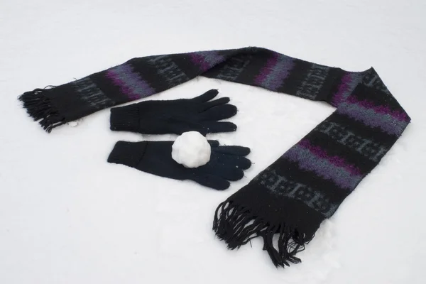 Bufanda y guantes en la nieve — Foto de Stock