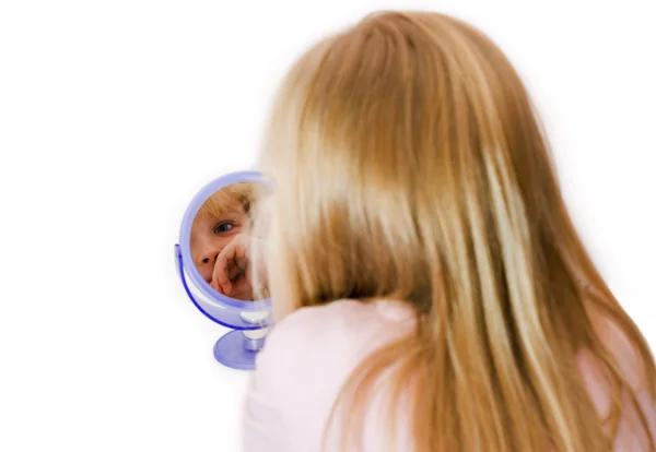 Girl looks in the mirror — Stock Photo, Image