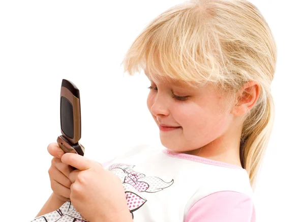 Девушка смотрит на мобильный телефон — стоковое фото