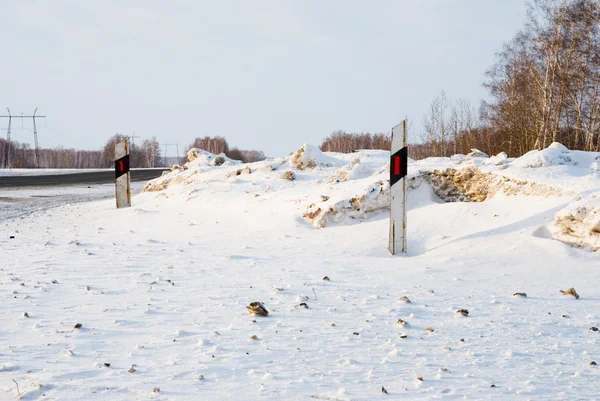 Nieve sucia cerca de la carretera de invierno — Foto de Stock