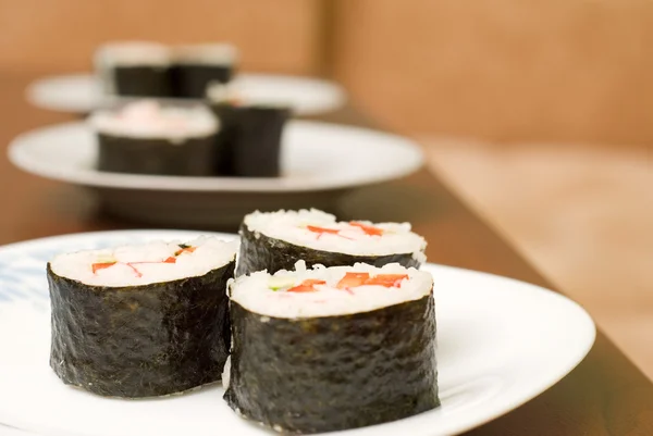 Sushi em pratos — Fotografia de Stock