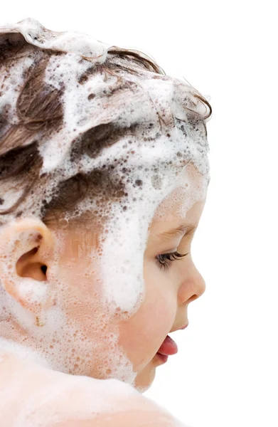 Chica con el pelo mojado en la espuma del champú, aislamiento —  Fotos de Stock
