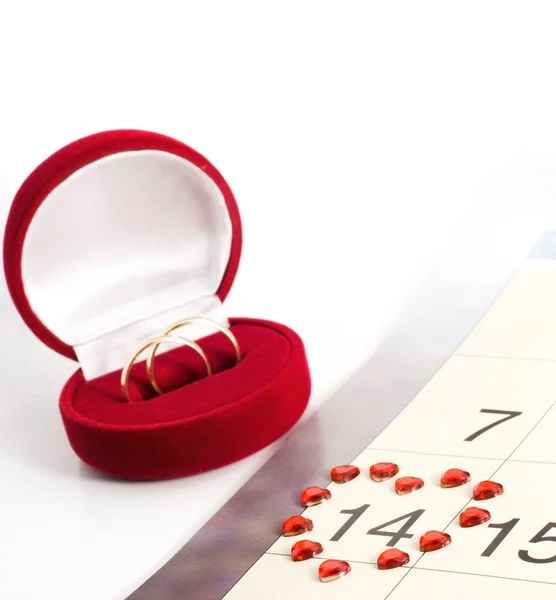Anéis de casamento no calendário, Dia dos Namorados — Fotografia de Stock