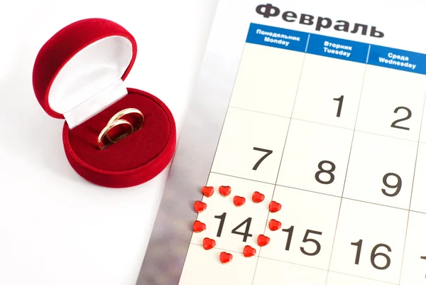 Snubní prsteny v kalendáři, den svatého Valentýna — Stock fotografie