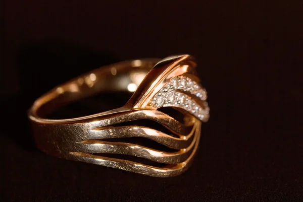 Anel de ouro sobre um fundo preto — Fotografia de Stock