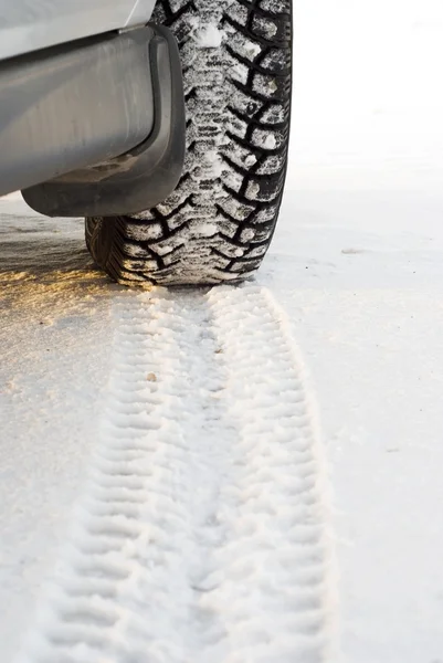 Neumáticos de invierno en nieve — Foto de Stock