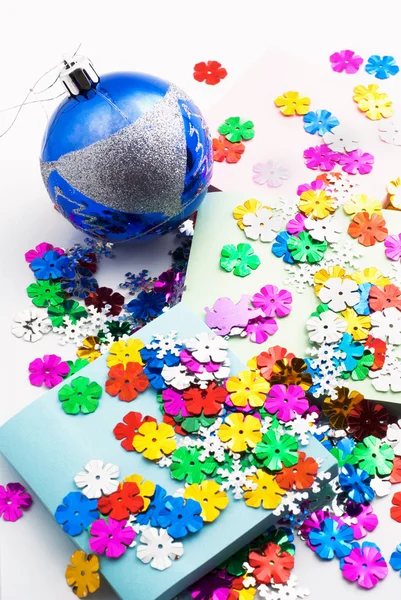 Confetti, giocattolo natalizio e carta da ufficio — Foto Stock