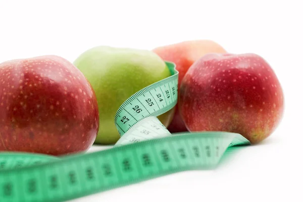 测量卷尺和苹果 — 图库照片