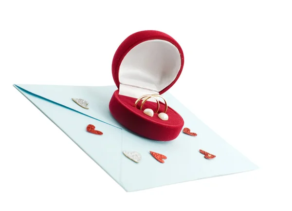 Cincin pernikahan di kotak hadiah di amplop surat — Stok Foto