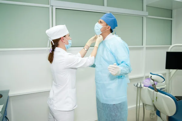 Chirurg przygotowuje się do operacji — Zdjęcie stockowe