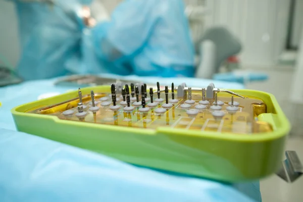 Chirurgische instrumenten voor het implanteren van tanden. — Stockfoto