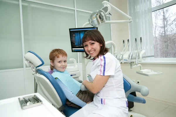 Маленький хлопчик на прийомі у стоматолога . Стокове Фото