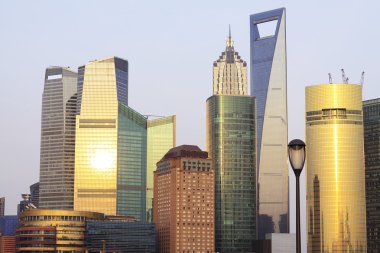 modern mimari arka plan alacakaranlıkta toplayan, Şanghay