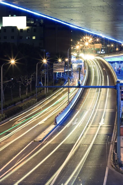Megacity εθνική οδό τη νύχτα με φως μονοπάτια — Φωτογραφία Αρχείου