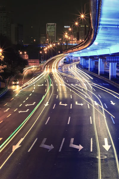 Kruhového viaduktu silniční duha světlé stezky noční scéna — Stock fotografie