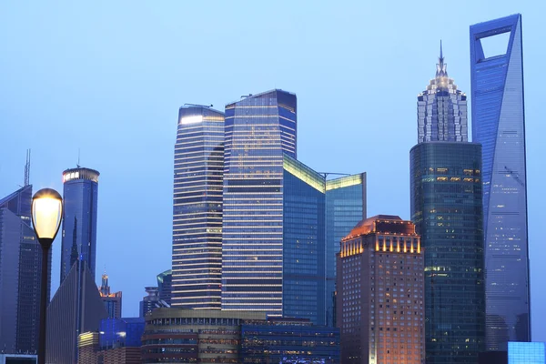 Paisaje urbano del Lejano Oriente Shanghai atardecer cielo azul — Foto de Stock
