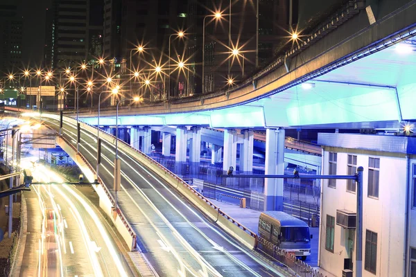 Grande route urbaine viaduc lumière sentiers scène de nuit — Photo
