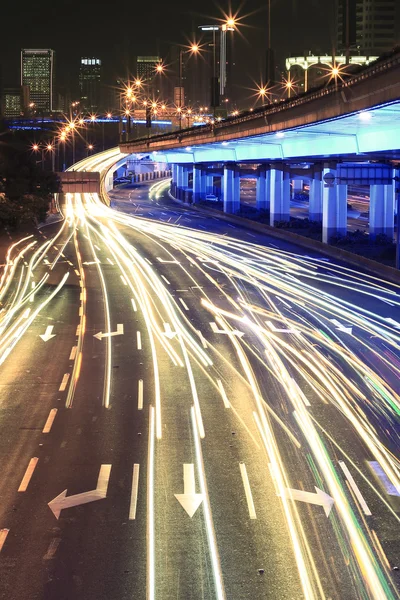 Σκηνή νύχτα φως μονοπάτια οδογέφυρα μεγάλο αστικό αυτοκινητόδρομο — Φωτογραφία Αρχείου