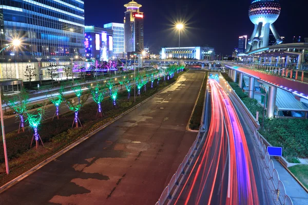 Lichte trace moderne architectuur achtergrond in shanghai — Stockfoto
