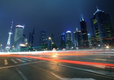 megacity karayolu gece alacakaranlıkta ışık parkurları, shanghai, Çin