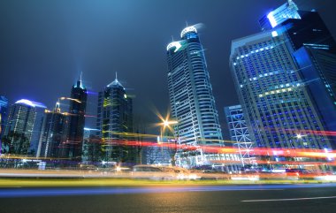 megacity karayolu gece alacakaranlıkta ışık parkurları, Şanghay